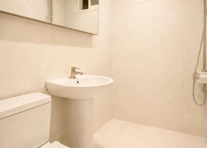 3Br & 5Beds & 2Baths 명동버스2정거장 해방촌5분 남산타워 800M 8인가능 *